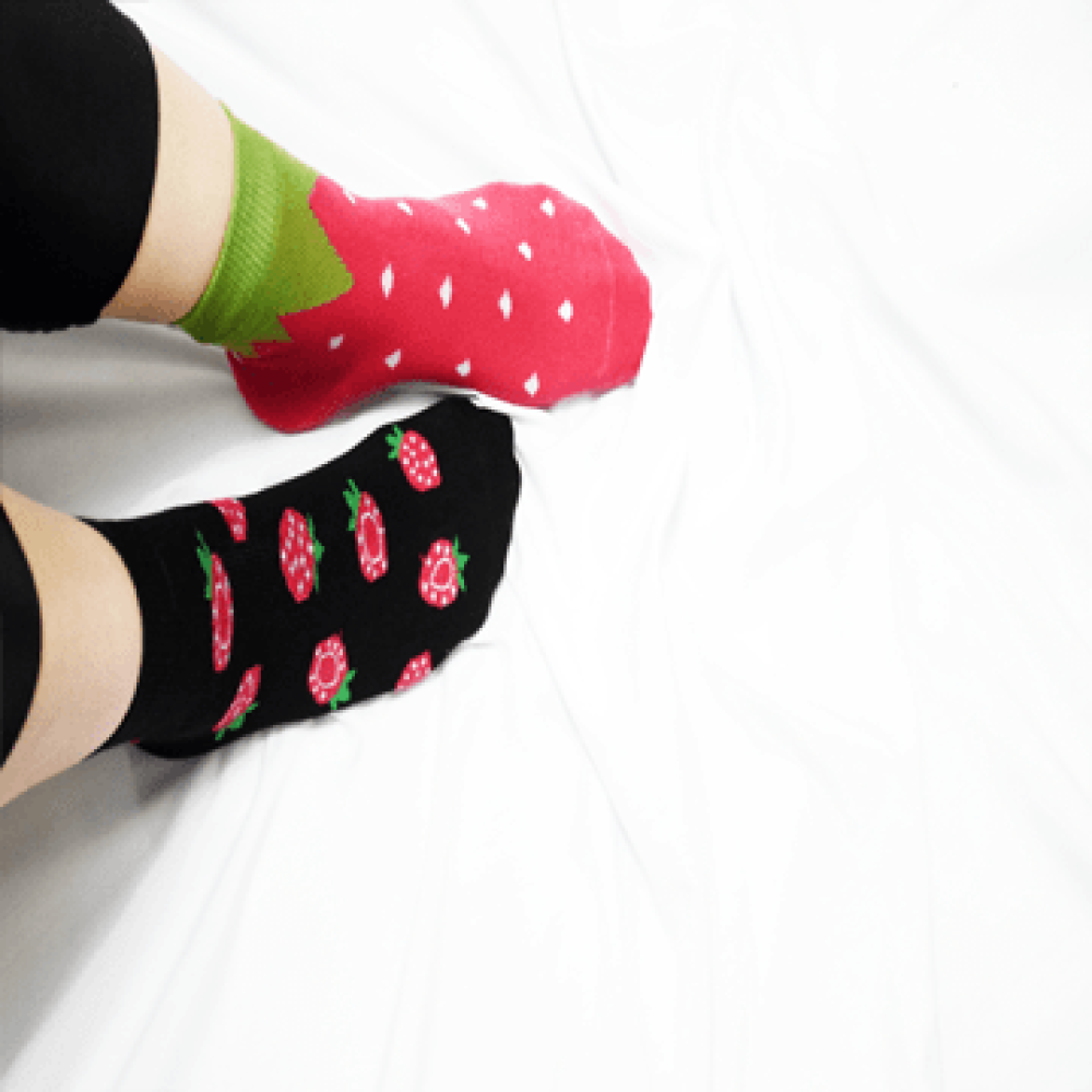 جوراب نیم ساق زنانه طرح توت فرنگی