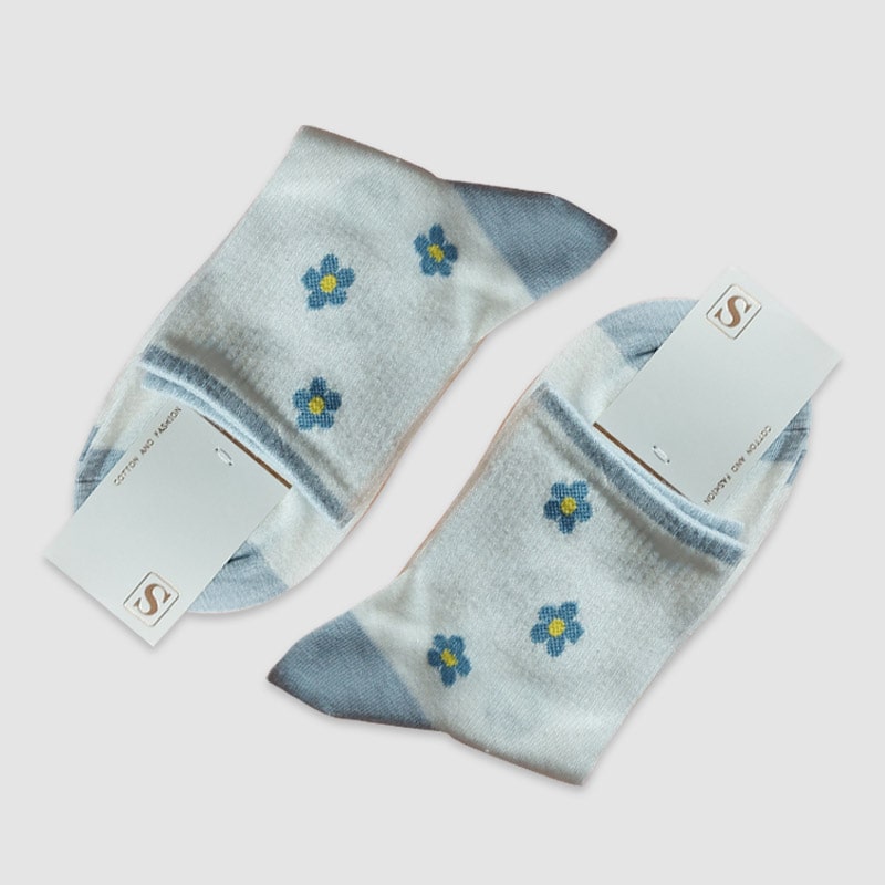 جوراب نیم ساق زنانه طرحدار آبی - سفید گل ریز