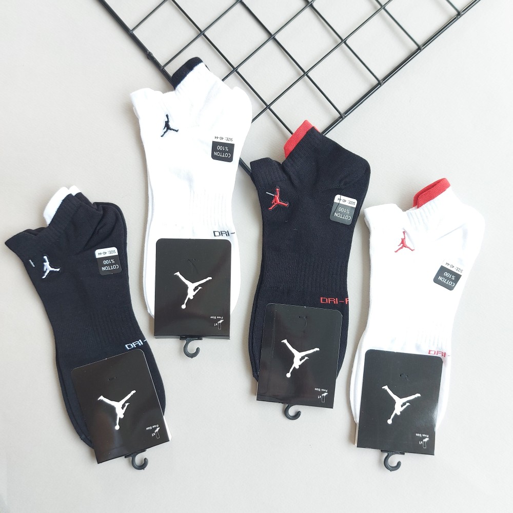 جوراب مچی مردانه گلدوزی شده 3 پاشنه لبه رنگی جردن