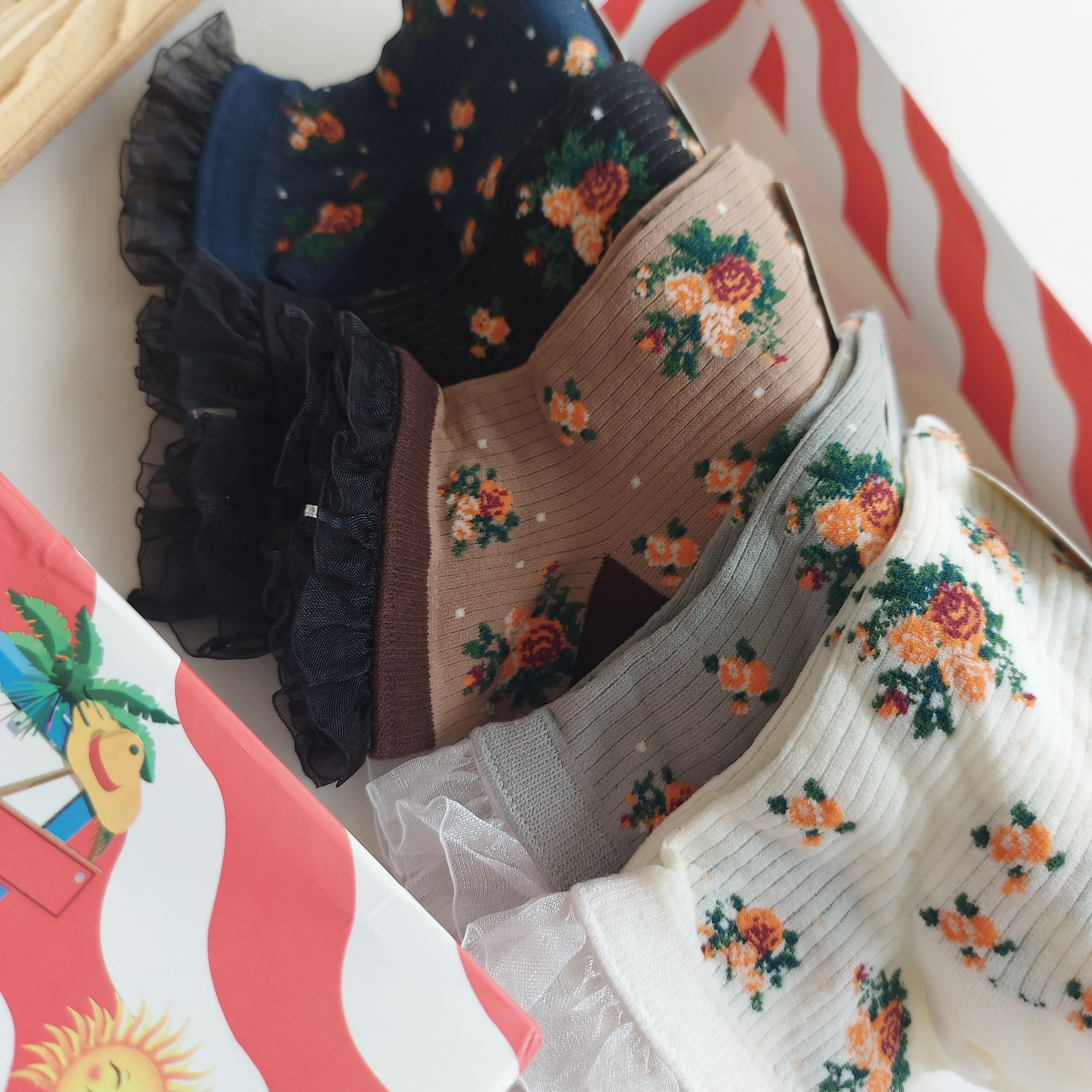 پک 5 جفتی جوراب زنانه گلدار کبریتی لبه توری وارداتی